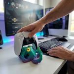 PC, gaming si accesorii - Gaming - Accesorii gaming - Accesorii console gaming - Suport Controller Elegant Octopus, Multicolor, 16 cm - Infinity.ro
