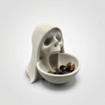 Casa si Gradina - Decoratiuni - Obiecte decorative - Vaze si boluri decorative - Bol Decorativ cu Craniu si Gluga, Ivory White, 20 cm - Infinity.ro