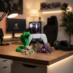 PC, gaming si accesorii - Gaming - Accesorii gaming - Accesorii console gaming - Suport Controller Consola cu Diorama Terifianta, Multicolor, 16 cm - Infinity.ro