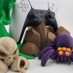 PC, gaming si accesorii - Gaming - Accesorii gaming - Accesorii console gaming - Suport Controller Consola cu Diorama Terifianta, Multicolor, 16 cm - Infinity.ro