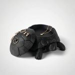 Fashion, accesorii si bijuterii - Femei - Bijuterii femei - Cutii bijuterii - Cutie Bijuterii cu Capac, Silueta Testoasa Eleganta, Negru, 18 cm - Infinity.ro