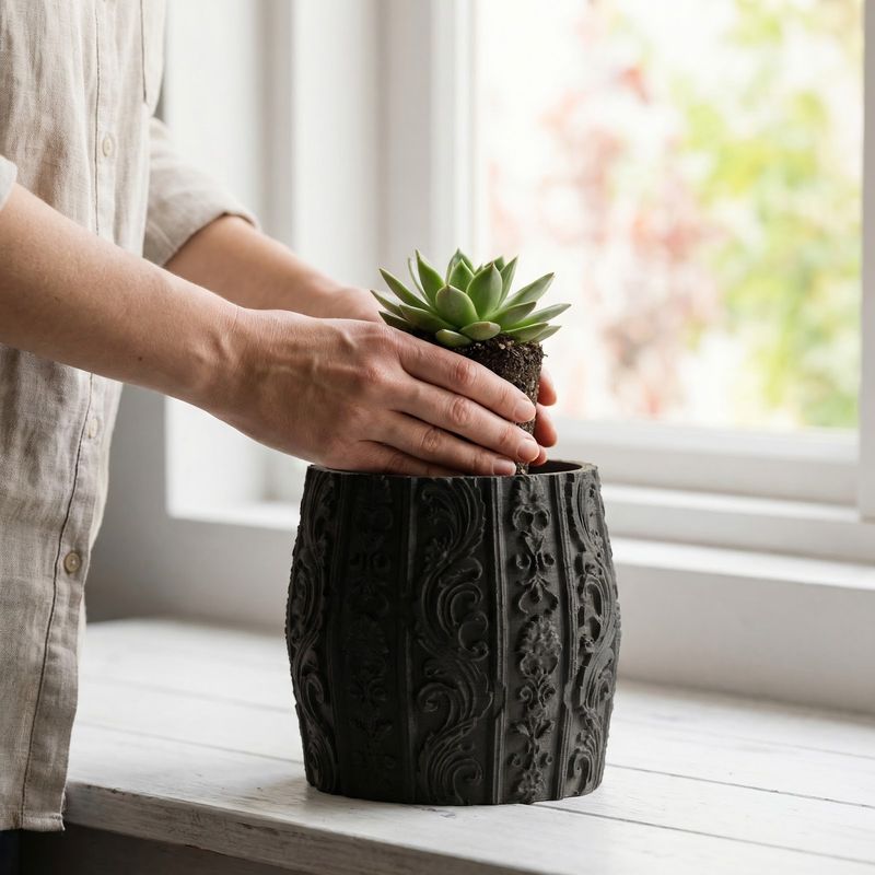 Casa si Gradina - Gradinarit si plante - Plante si ghivece - Ghivece si suporturi - Ghiveci Decorativ cu Ornamente Florale, Negru, 14 cm - Infinity.ro