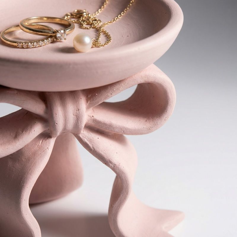Fashion, accesorii si bijuterii - Femei - Bijuterii femei - Cutii bijuterii - Tavita pentru Bijuterii cu Funda Eleganta, Roz, 11 cm - Infinity.ro