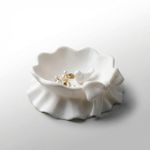 Casa si Gradina - Decoratiuni - Obiecte decorative - Vaze si boluri decorative - Bol Decorativ cu Volane si Funda Eleganta, Alb, 13 cm - Infinity.ro