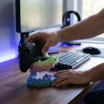 PC, gaming si accesorii - Gaming - Accesorii gaming - Accesorii console gaming - Suport Controller cu Design Tentacul, Multicolor, 14 cm - Infinity.ro