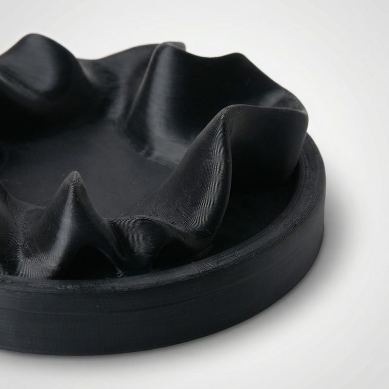 Fashion, accesorii si bijuterii - Femei - Bijuterii femei - Cutii bijuterii - Tava pentru Bijuterii cu Pliuri Sculpturale, Negru, 20 cm - Infinity.ro