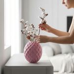 Casa si Gradina - Decoratiuni - Obiecte decorative - Vaze si boluri decorative - Vaza Decorativa cu Fatete Diamant, Roz, 22 cm - Infinity.ro