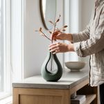 Casa si Gradina - Decoratiuni - Obiecte decorative - Vaze si boluri decorative - Vaza Decorativa cu Silueta Fluida, Verde, 16 cm - Infinity.ro