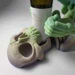 Casa si Gradina - Bucatarie si vesela - Accesorii bar - Suporturi bauturi - Suport Sticla de Vin Silueta Schelet, Multicolor, 16 cm - Infinity.ro