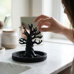 Fashion, accesorii si bijuterii - Femei - Bijuterii femei - Cutii bijuterii - Tava pentru Bijuterii cu Maini Sculpturale, Negru, 16 cm - Infinity.ro