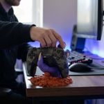 PC, gaming si accesorii - Gaming - Accesorii gaming - Accesorii console gaming - Suport Controller Gheara, Mov, 17cm, Design 3D - Infinity.ro