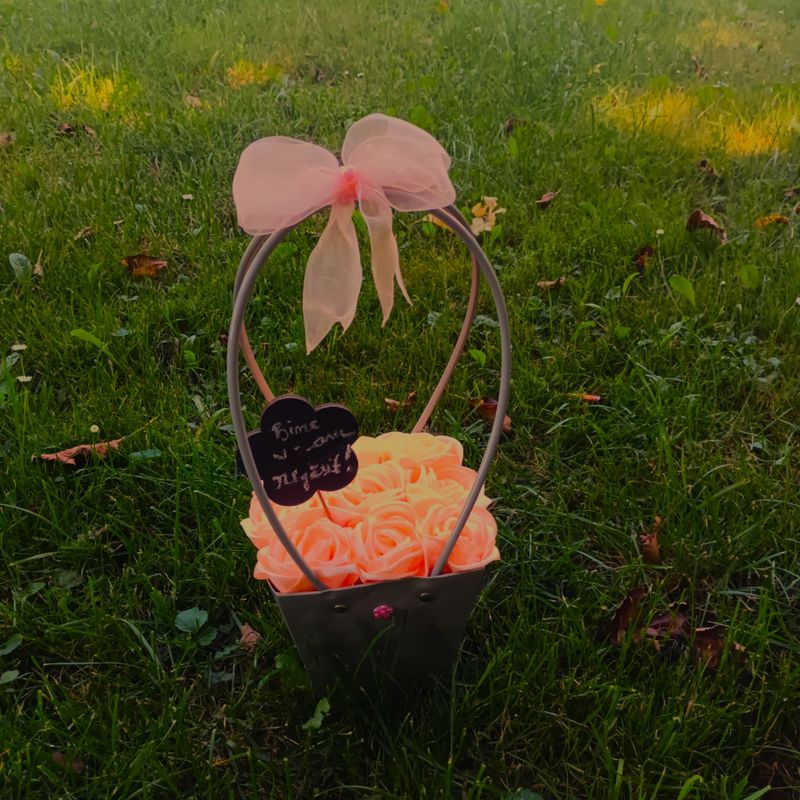 Market - Cadouri - Flori si aranjamente - Aranjament floral, 9 trandafiri din satin, floricica din lemn cu mesaj, roz somon, 37cm - Infinity.ro