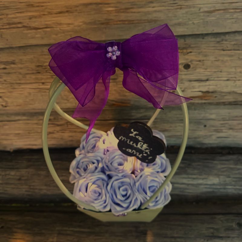 Market - Cadouri - Flori si aranjamente - Aranjament floral cu tablita personalizabila, punga carton, 9 trandafiri din satin, lila - Infinity.ro