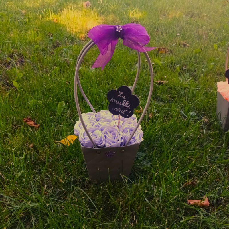 Market - Cadouri - Flori si aranjamente - Aranjament floral cu tablita personalizabila, punga carton, 9 trandafiri din satin, lila - Infinity.ro