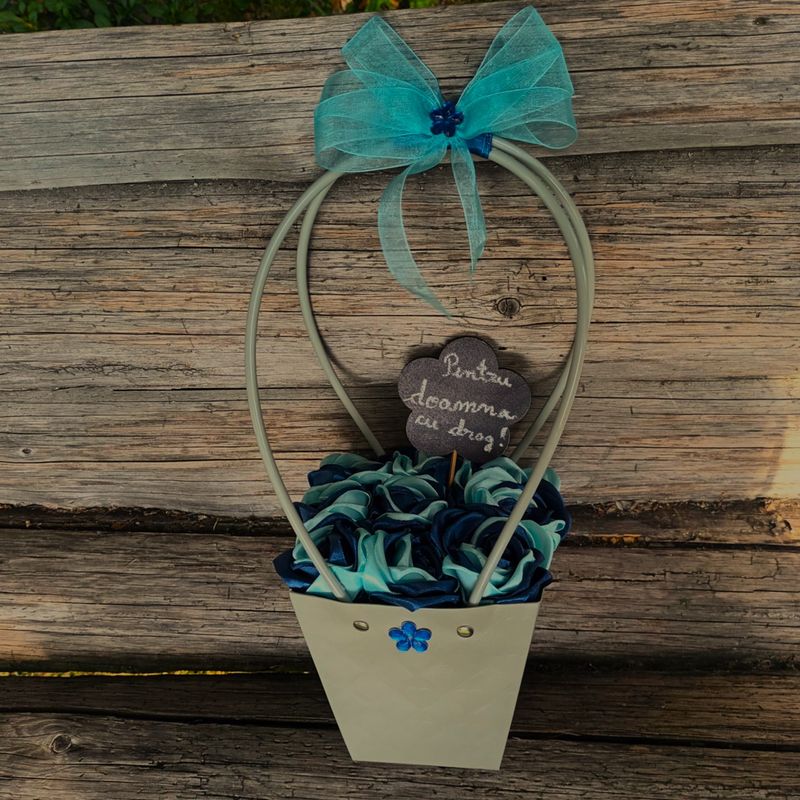 Market - Cadouri - Flori si aranjamente - Aranjament floral personalizabil, punga carton cu 9 trandafiri din satin, floricica din lemn cu mesaj, 37 cm, albastru - Infinity.ro