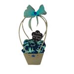 Market - Cadouri - Flori si aranjamente - Aranjament floral personalizabil, punga carton cu 9 trandafiri din satin, floricica din lemn cu mesaj, 37 cm, albastru - Infinity.ro