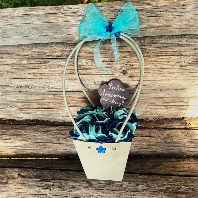 Market - Cadouri - Flori si aranjamente - Aranjament floral personalizabil, punga carton cu 9 trandafiri din satin, floricica din lemn cu mesaj, 37 cm, albastru - Infinity.ro