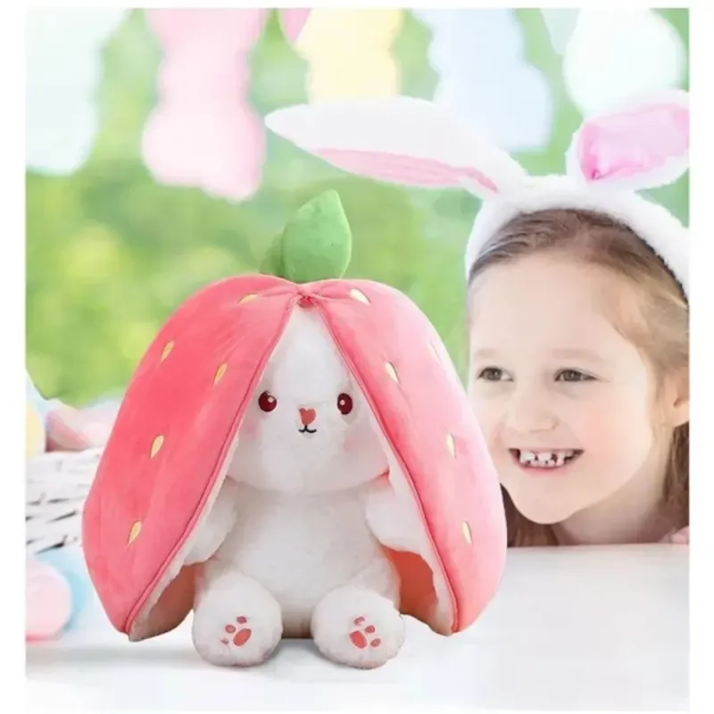 Jucarii, Copii si Bebe - Jucarii si jocuri - Jucarii de plus - Jucarie de Plus Interactiva 2-in-1 Iepurasul Capsunica Moale si Catifelat Se Transforma cu Fermoar Dimensiune 35 cm Roz - Infinity.ro