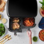 Electronice si Electrocasnice - Electrocasnice bucatarie - Aparate de gatit & desert - Friteuze - Friteuza cu aer cald Russell Hobbs Satisfry Dual Basket, 9L, 2 cosuri independente, afisaj digital, gatit simultan - Infinity.ro