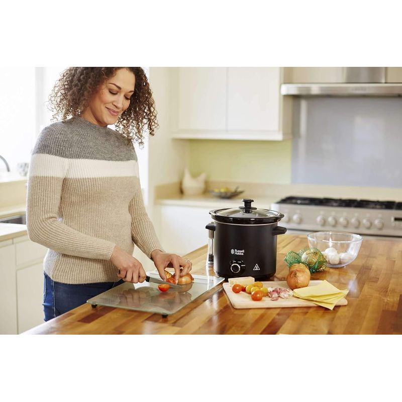Electronice si Electrocasnice - Electrocasnice bucatarie - Aparate de gatit & desert - Multicooker - Slow cooker Russell Hobbs Chalkboard, 6.5L, 3 setari temperatura, vas ceramic, suprafata tabla scriere, negru - Infinity.ro