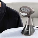 Electronice si Electrocasnice - Ingrijirea tesaturilor - Statii de calcat - Aparat de calcat vertical cu abur Russell Hobbs Steam Genie Aroma, 1800W, abur 32g/min, infuzor parfum, incalzire 45s - Infinity.ro