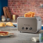 Electronice si Electrocasnice - Electrocasnice bucatarie - Preparare paine - Prajitoare de paine - Prajitor de paine Russell Hobbs Distinctions, 2 fante, gratar chifle, tava firimituri detasabila, design premium, titan - Infinity.ro