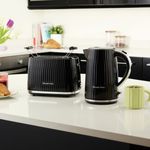 Electronice si Electrocasnice - Electrocasnice bucatarie - Preparare paine - Sandwich-maker - Prajitor de paine Russell Hobbs Eden, 2 fante, gratar chifle, tava firimituri detasabila, design modern, negru - Infinity.ro
