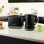 Electronice si Electrocasnice - Electrocasnice bucatarie - Preparare paine - Sandwich-maker - Prajitor de paine Russell Hobbs Eden, 2 fante, gratar chifle, tava firimituri detasabila, design modern, negru - Infinity.ro