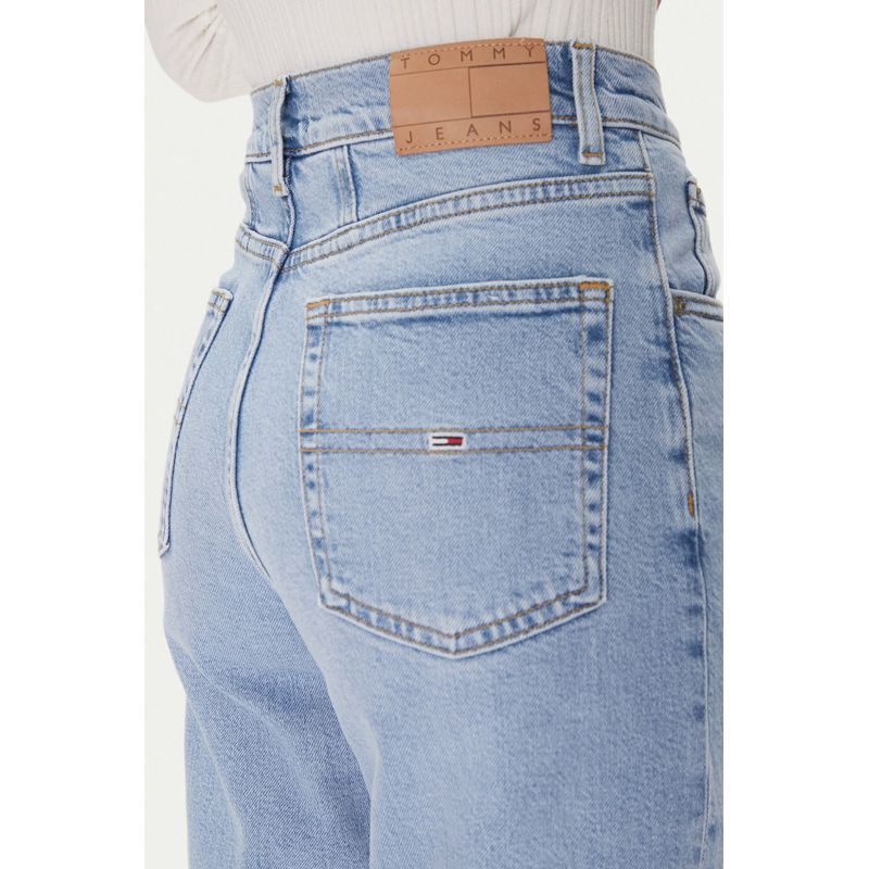 Fashion, accesorii si bijuterii - Femei - Imbracaminte femei - Pantaloni femei - Blugi dama crop mom fit Tommy Jeans DW0DW20041 Albastru W25-L30 US - Infinity.ro