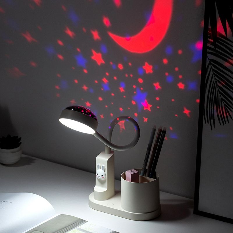 Casa si Gradina - Corpuri si surse de iluminat - Veioze si lampi - Lampi de veghe copii - Lampa de birou pentru copii LED 2000 mAh, portabila si USB reincarcabila, cu suport instrumente birou si cu proiector - Infinity.ro