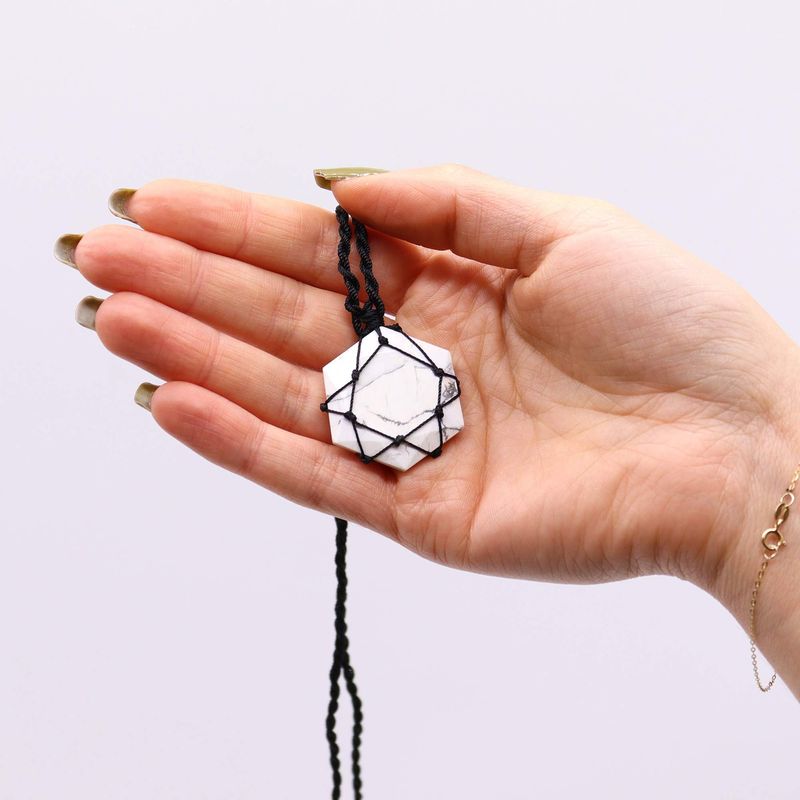 Fashion, accesorii si bijuterii - Femei - Bijuterii femei - Pandantive femei - PANDANTIV HEXAGONAL DIN CRISTAL DE HOWLITH ALB * - Infinity.ro