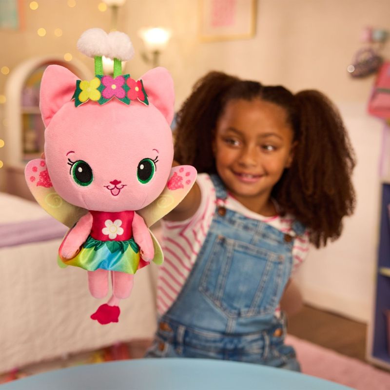 Jucarii, Copii si Bebe - Jucarii si jocuri - Jucarii de plus - GABBYS DOLLHOUSE FAIRYLANDIA ZANA PISICUTA DE PLUS INTERACTIVA - Infinity.ro