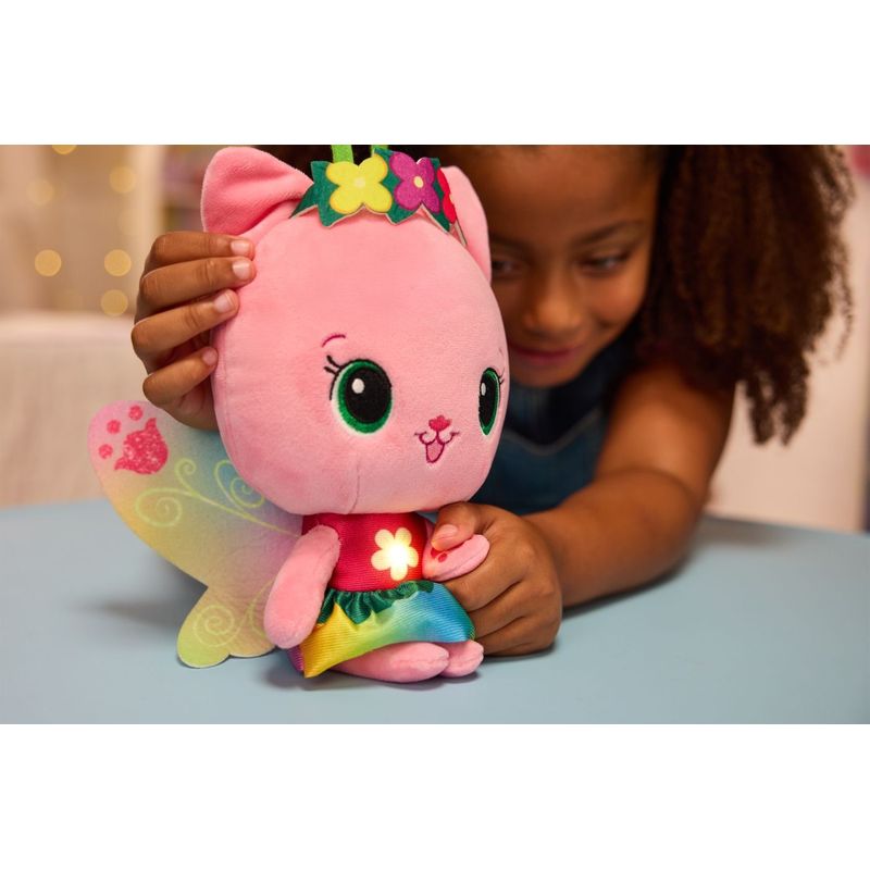 Jucarii, Copii si Bebe - Jucarii si jocuri - Jucarii de plus - GABBYS DOLLHOUSE FAIRYLANDIA ZANA PISICUTA DE PLUS INTERACTIVA - Infinity.ro