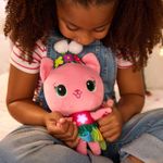 Jucarii, Copii si Bebe - Jucarii si jocuri - Jucarii de plus - GABBYS DOLLHOUSE FAIRYLANDIA ZANA PISICUTA DE PLUS INTERACTIVA - Infinity.ro