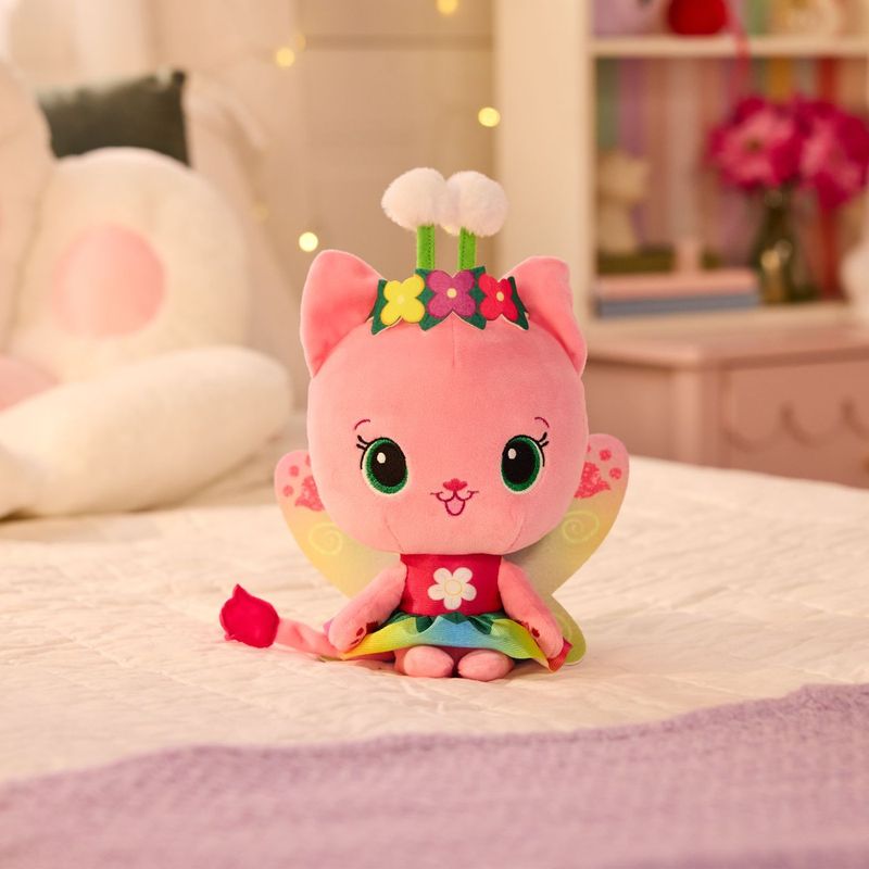 Jucarii, Copii si Bebe - Jucarii si jocuri - Jucarii de plus - GABBYS DOLLHOUSE FAIRYLANDIA ZANA PISICUTA DE PLUS INTERACTIVA - Infinity.ro