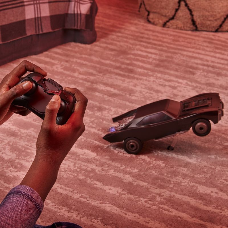 Jucarii, Copii si Bebe - Jucarii si jocuri - Vehicule si jucarii cu telecomanda - Motociclete de jucarie - BATMAN FILM MASINA TURBO A LUI BATMAN RC SCARA 1:15 - Infinity.ro