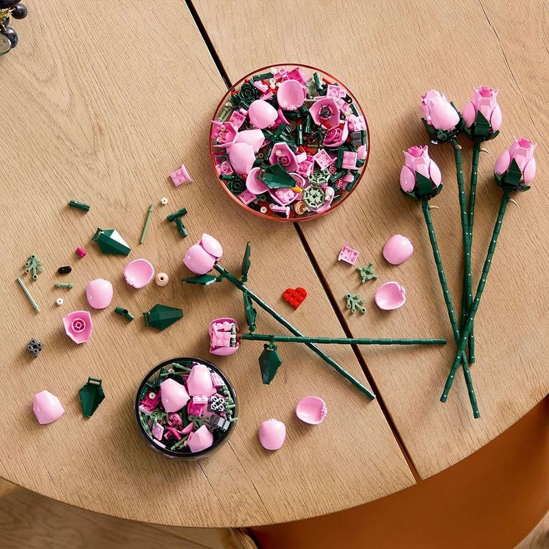 Jucarii, Copii si Bebe - Jucarii si jocuri - Seturi de constructie si cuburi - Seturi de constructie - LEGO BOTANICALS BUCHET DE TRANDAFIRI ROZ 10374 - Infinity.ro