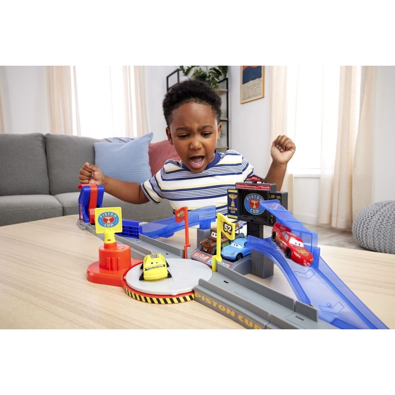 Jucarii, Copii si Bebe - Jucarii si jocuri - Vehicule si jucarii cu telecomanda - Masinute - CARS SET DE JOACA PISTA DE CURSE PISTON CUP CU MASINUTA INCLUSA - Infinity.ro