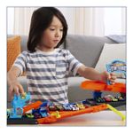 Jucarii, Copii si Bebe - Jucarii si jocuri - Vehicule si jucarii cu telecomanda - Masinute - HOT WHEELS CITY TRANSFORMAREA GARAJULUI DE CASCADORII CU MASINUTA INCLUSA - Infinity.ro