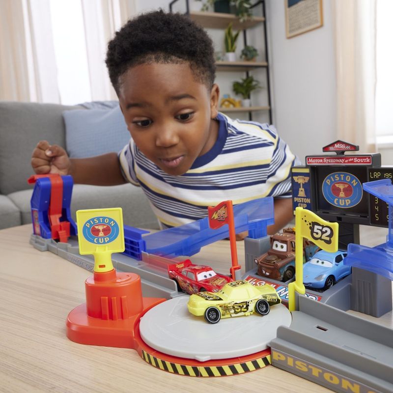 Jucarii, Copii si Bebe - Jucarii si jocuri - Vehicule si jucarii cu telecomanda - Masinute - CARS SET DE JOACA PISTA DE CURSE PISTON CUP CU MASINUTA INCLUSA - Infinity.ro