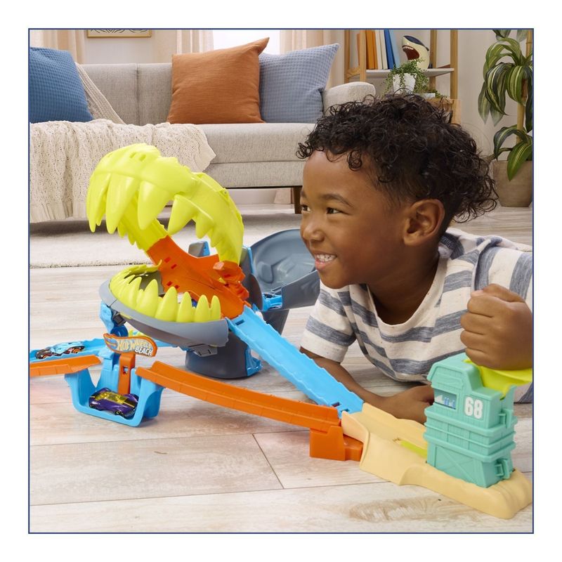 Jucarii, Copii si Bebe - Jucarii si jocuri - Vehicule si jucarii cu telecomanda - Masinute - HOT WHEELS CITY PISTA DE CURSE PLAJA RECHINULUI CHOMP CU MASINUTA INCLUSA - Infinity.ro