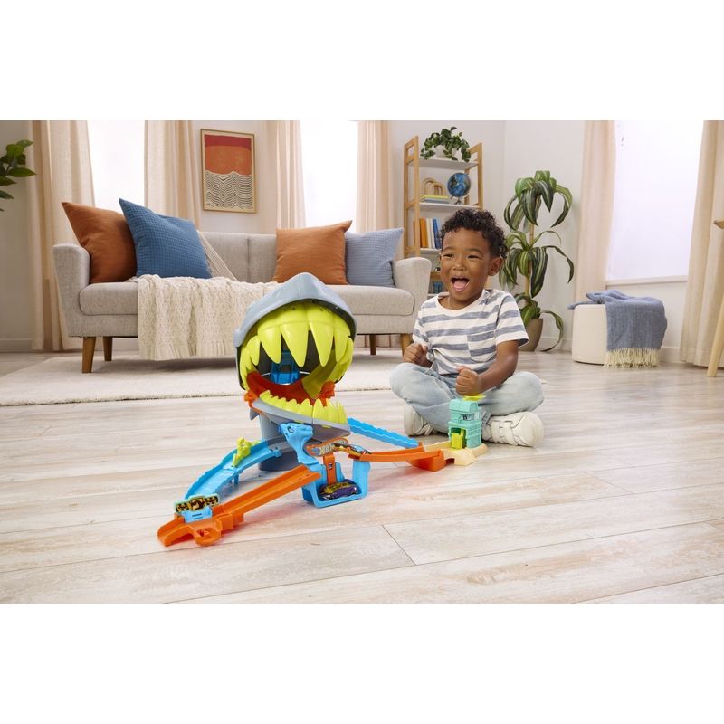 Jucarii, Copii si Bebe - Jucarii si jocuri - Vehicule si jucarii cu telecomanda - Masinute - HOT WHEELS CITY PISTA DE CURSE PLAJA RECHINULUI CHOMP CU MASINUTA INCLUSA - Infinity.ro