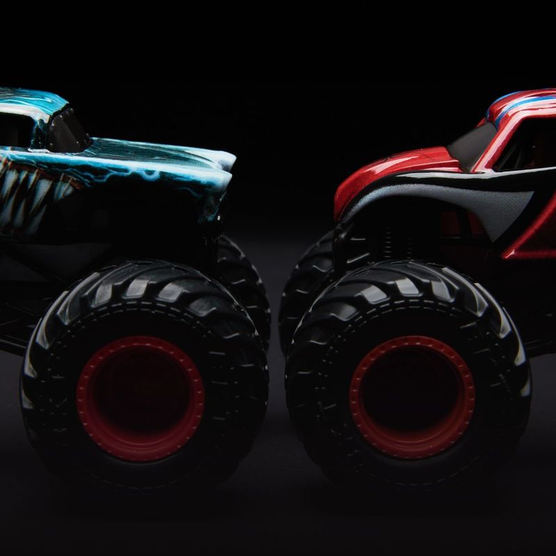 Jucarii, Copii si Bebe - Jucarii si jocuri - Vehicule si jucarii cu telecomanda - Masinute - MONSTER JAM SET 2 MASINUTE METALICE VENOM VS THE AMAZING SPIDERMAN SCARA 1 LA 65 - Infinity.ro
