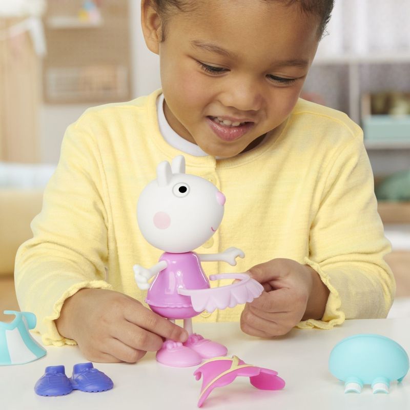 Jucarii, Copii si Bebe - Jucarii si jocuri - Figurine - PEPPA PIG SET FIGURINA SI ACCESORII VESTIMENTARE 15CM - Infinity.ro