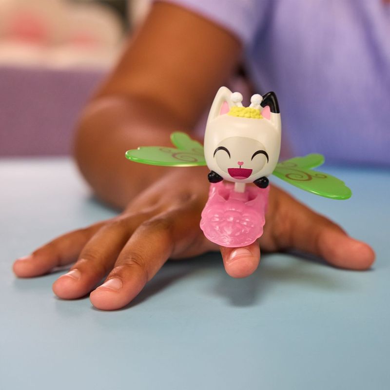 Jucarii, Copii si Bebe - Jucarii si jocuri - Figurine - GABBYS DOLLHOUSE FAIRYLANDIA INEL DE ZANA CU FIGURINA PANDY PAWS - Infinity.ro