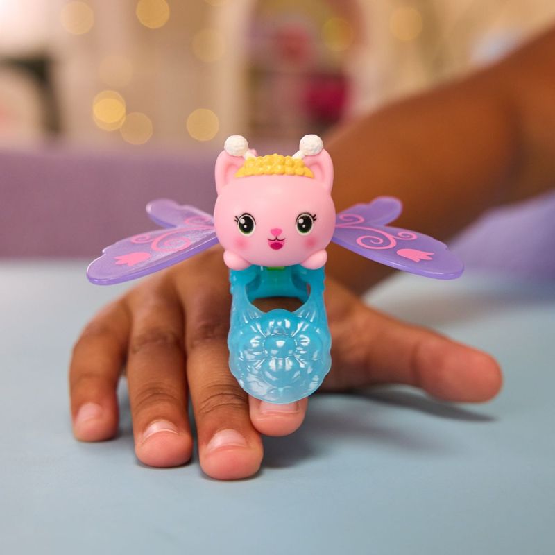 Jucarii, Copii si Bebe - Jucarii si jocuri - Figurine - GABBYS DOLLHOUSE FAIRYLANDIA INEL DE ZANA CU FIGURINA KITTY FAIRY - Infinity.ro