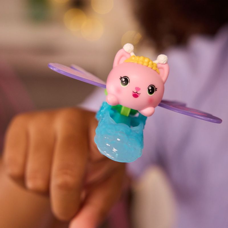 Jucarii, Copii si Bebe - Jucarii si jocuri - Figurine - GABBYS DOLLHOUSE FAIRYLANDIA INEL DE ZANA CU FIGURINA KITTY FAIRY - Infinity.ro