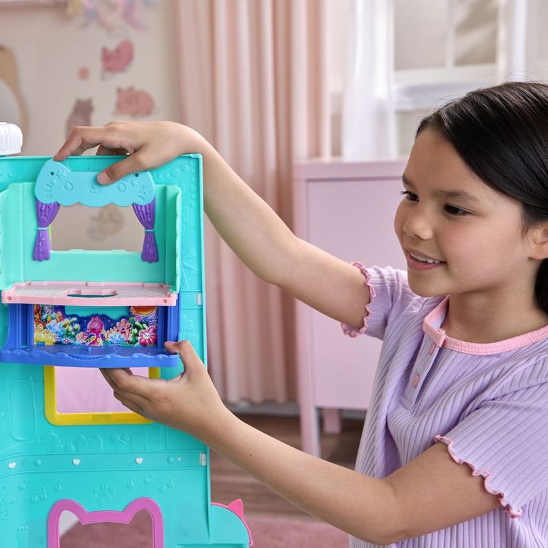 Jucarii, Copii si Bebe - Jucarii si jocuri - Figurine - GABBYS DOLLHOUSE FILMUL SET BAIA SPA A PISICII MERCAT CU FIGURINA SI ACCESORII - Infinity.ro
