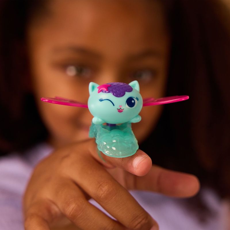 Jucarii, Copii si Bebe - Jucarii si jocuri - Figurine - GABBYS DOLLHOUSE FAIRYLANDIA INEL DE ZANA CU FIGURINA MERCAT - Infinity.ro