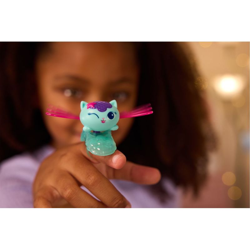 Jucarii, Copii si Bebe - Jucarii si jocuri - Figurine - GABBYS DOLLHOUSE FAIRYLANDIA INEL DE ZANA CU FIGURINA MERCAT - Infinity.ro